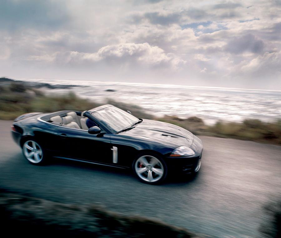  Jaguar XKR Portfolio Convertible 2007 года  (фото 18 из 26)